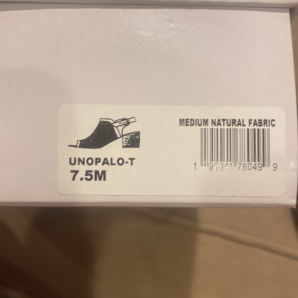 Unisa tan ankle strap block heel shoes with a peep toe. Gold buckle size 7.5 NWT - Picture 10 of 10